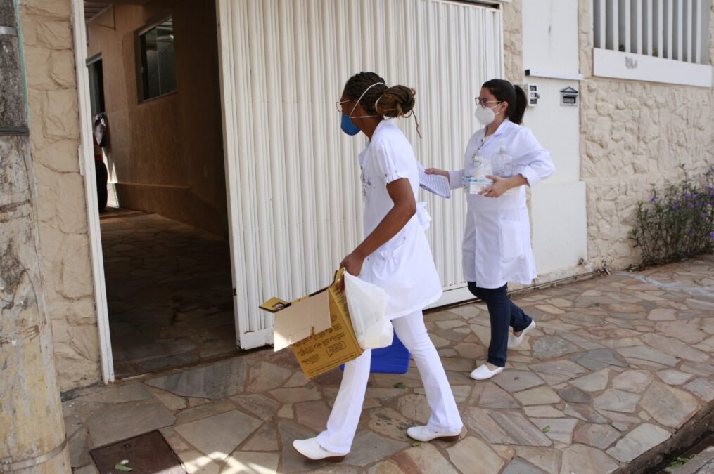 Prefeitura:Dando sequencia à aplicação da primeira remessa da vacina contra a Covid-19, a Prefeitura de Uberlândia iniciou, nesta segunda-feira (25), a vacinação dos idosos acamados em suas próprias residências. Ao todo, são seis equipes da Secretaria Municipal de Saúde distribuídas nas quatro regiões da cidade para atender a este público.  