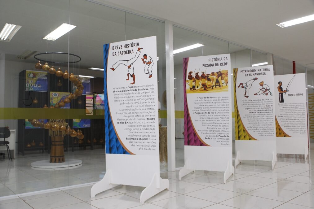 O legado deixado pela capoeira na história de Uberlândia ganhou destaque com a exposição lançada no dia 15 de outubro e que será encerrada no próximo dia quatro no Centro Municipal de Cultura de Uberlândia. Intitulada “Capoeira – A luta da liberdade”, a exposição homenageia os capoeiristas da cidade e seus mestres. Atualmente considerada Patrimônio Mundial, é a maior expressão das heranças culturais afro-brasileiras.  
