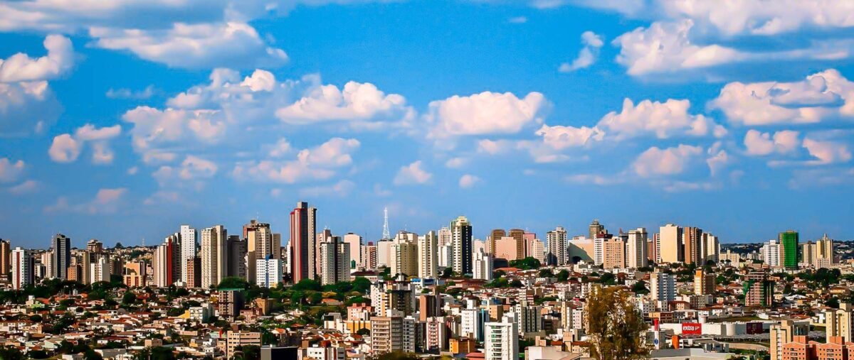 Uberlândia é escolhida pelo Conselho Nacional de Secretários de Saúde para ser um Centro Colaborador de boas práticas na saúde, a Prefeitura de Uberlândia receberá nesta segunda (8) e terça (9) a visita de representantes de prefeituras e do Estado de Sergipe. A comitiva irá conhecer os processos implantados na Atenção Primária e que motivaram a cidade a ser uma referência no serviço para outros municípios.  Pelos mesmos motivos de excelência na saúde pública, o município tem recebido constantemente a visita de outras cidades, estados e do Ministério da Saúde.