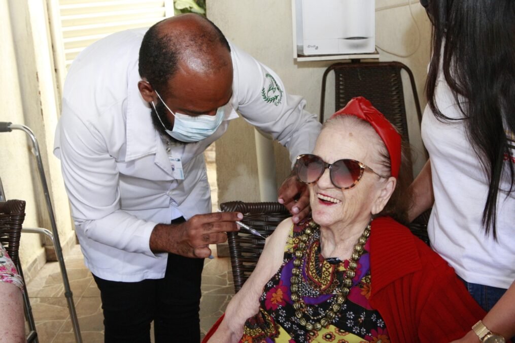 Respeitando os 15 dias de intervalo preconizados pelo Ministério da Saúde, a Prefeitura de Uberlândia começará a aplicar, nesta quinta-feira (4), a segunda dose da vacina contra Covid-19 nas primeiras pessoas imunizadas na cidade. O cronograma de imunização de profissionais de saúde seguirá acontecendo em ampla estrutura no UTC, além do anexo do Hospital Municipal, do Centro de Internação Municipal e das Instituições de Longa Permanência (ILPIs).