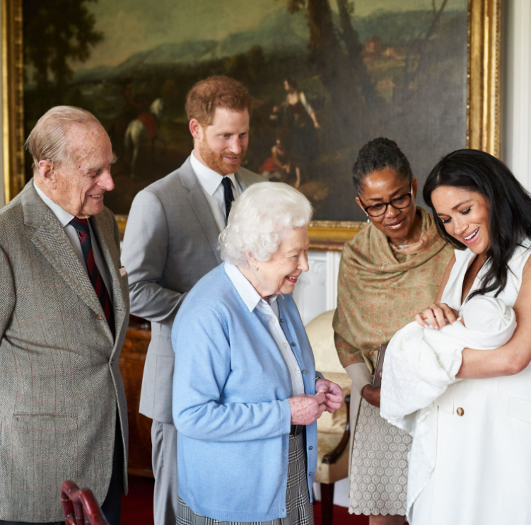 Palácio de Buckingham se pronuncia sobre entrevista de Harry e Meghan Markle