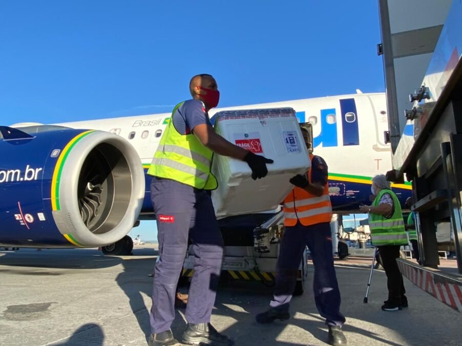Minas recebe vacinas e amplia imunização incluindo pessoas de 65 a 69 anos