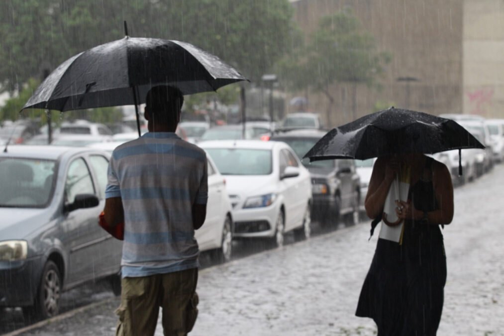 Defesa Civil emite alerta laranja com possibilidade de chuvas fortes em Uberlândia