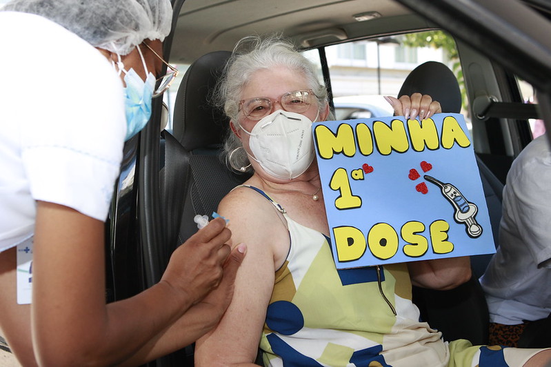 Idosos de 73 anos começam a ser vacinados contra Covid-19 em Uberlândia