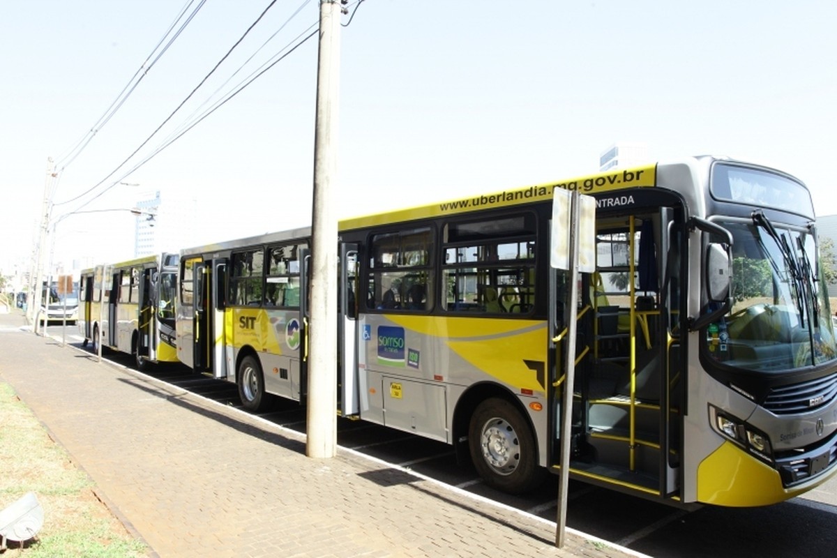 Motoristas de ônibus fazem greve em protesto a falta de pagamento em Uberlândia