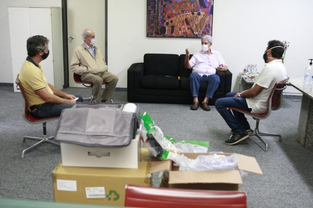 Equipamentos Os BiPAP (Bilevel Positive Pressure Airway) são respiradores mecânicos usados no suporte ventilatório por pressão e são tipicamente empregados para a ventilação não invasiva (VNI). O BiPAP pode ser ajustado conforme o padrão e esforço respiratório do paciente, salvando vidas antes da necessidade de intubação. A máscara Fitmax CPAP total face w/anti-asfixia Elbow” é ideal para pacientes que necessitam de Ventilação não Invasiva (VNI) por longo período, evitando lesões no rosto. Os conectores são indicados para uso na conexão de mangueiras, tubos e/ou traqueias usados em circuitos respiratórios ou de aplicação de gás, com objetivo de evitar a perda do gás durante o procedimento médico hospitalar. O “traqueia de PVC” é um dispositivo não estéril para ser conectado em equipamentos, circuitos de ventilação mecânica / anestesia e/ou procedimentos médico-hospitalar que requerem transporte de fluxo de gases e vapores medicinais ao paciente