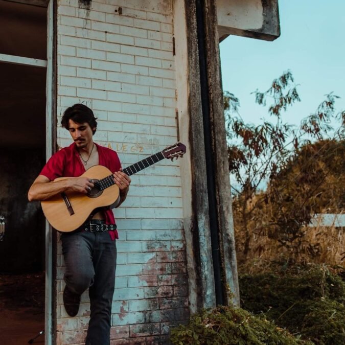 Cantor uberlandense lança EP especial para arrecadar dinheiro durante pandemia