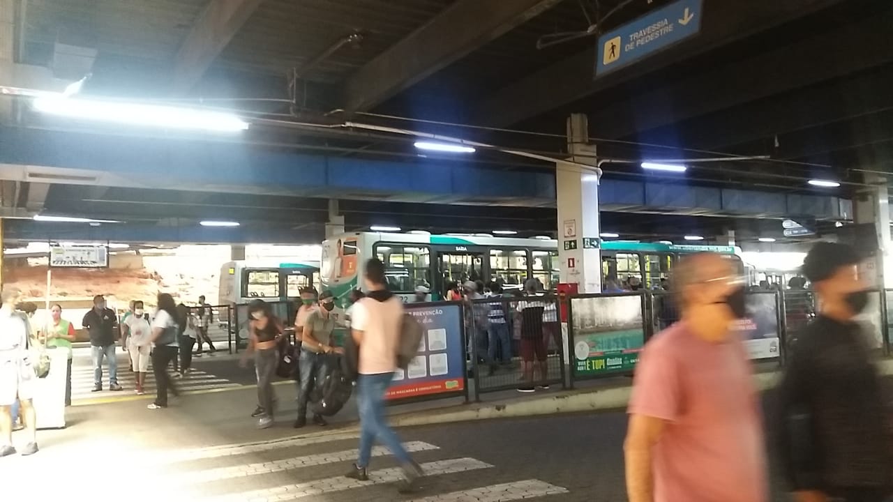 Nesta sexta-feira dia 5, os funcionários de transporte público fizeram uma paralisação. O protesto ocorreu por conta do parcelamento dos salários de fevereiro e com isso o movimento de pessoas no Terminal Central está intenso com a falta de ônibus. A população está surpreendida com a paralisação do transporte público. Os funcionários pararam o funcionamento após terem a informação de que terão o salário de fevereiro parcelado. Os trabalhadores foram informados por meio de comunicado, que a decisão foi por conta da queda de passageiros durante a pandemia de Covid-19 na cidade. O pagamento será feito até o dia 22 de março, dividida em três parcelas. De acordo com a Secretaria de Trânsito e Transporte, por enquanto a paralisação acontece no Terminal Central e nas estações de ônibus da Avenida João Naves de Ávila. A Soberana entrou em contato com o Sindicato das Empresas de Transporte de Passageiros do Triângulo Mineiro (Sindett) e aguarda posicionamento sobre o caso.