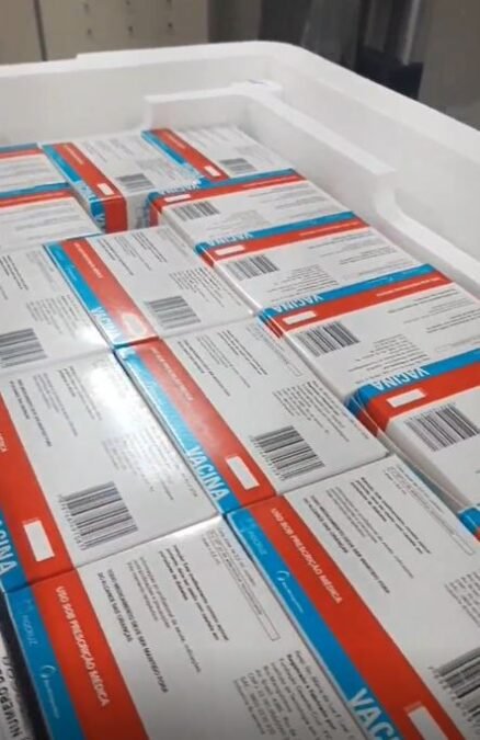 Minas recebe 589.800 doses e vai ampliar imunização de idosos e Forças de Segurança