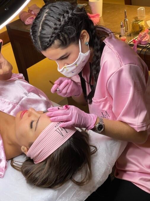 Thaís faz procedimentos estéticos logo após sair do confinamento do BBB21