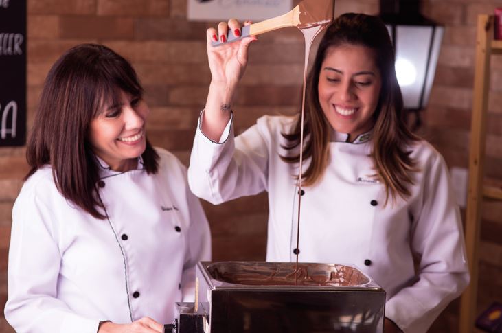 Mãe e filha especialistas em chocolate