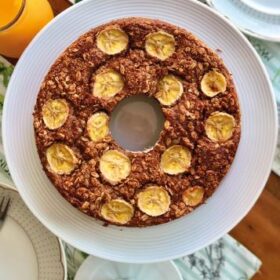 Bolo de banana com granola e canela