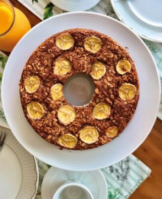 Bolo de banana com granola e canela