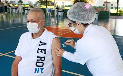 Pessoas com comorbidades começam a ser vacinadas contra Covid-19 em Uberlândia