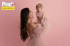 Dulce María estampa capa de revista com a filha e fala sobre cesárea humanizada