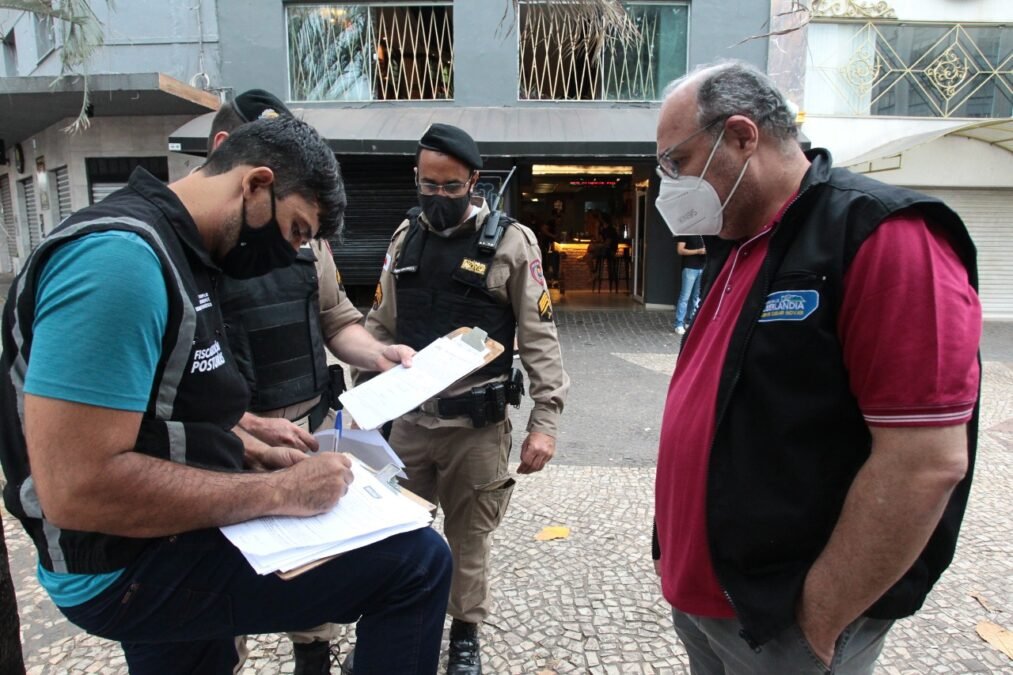 Força-tarefa faz interdições e dispersa aglomeração no centro da cidade
