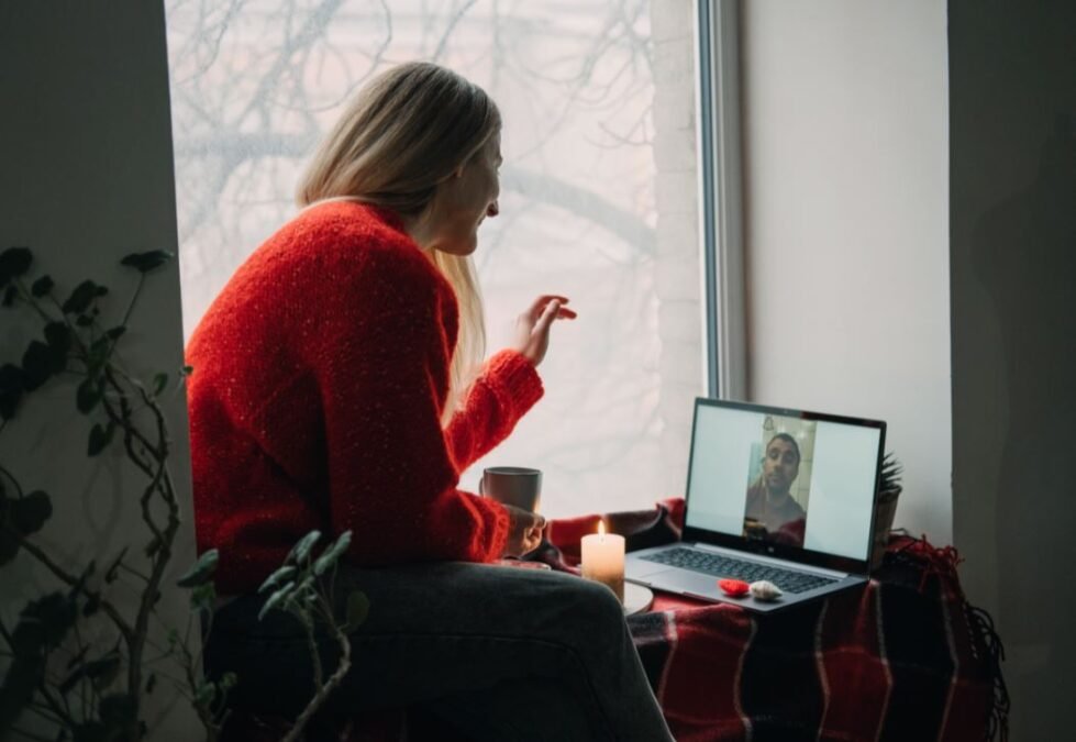Namoros à distância: conheça histórias que começaram na pandemia e se mantém virtualmente