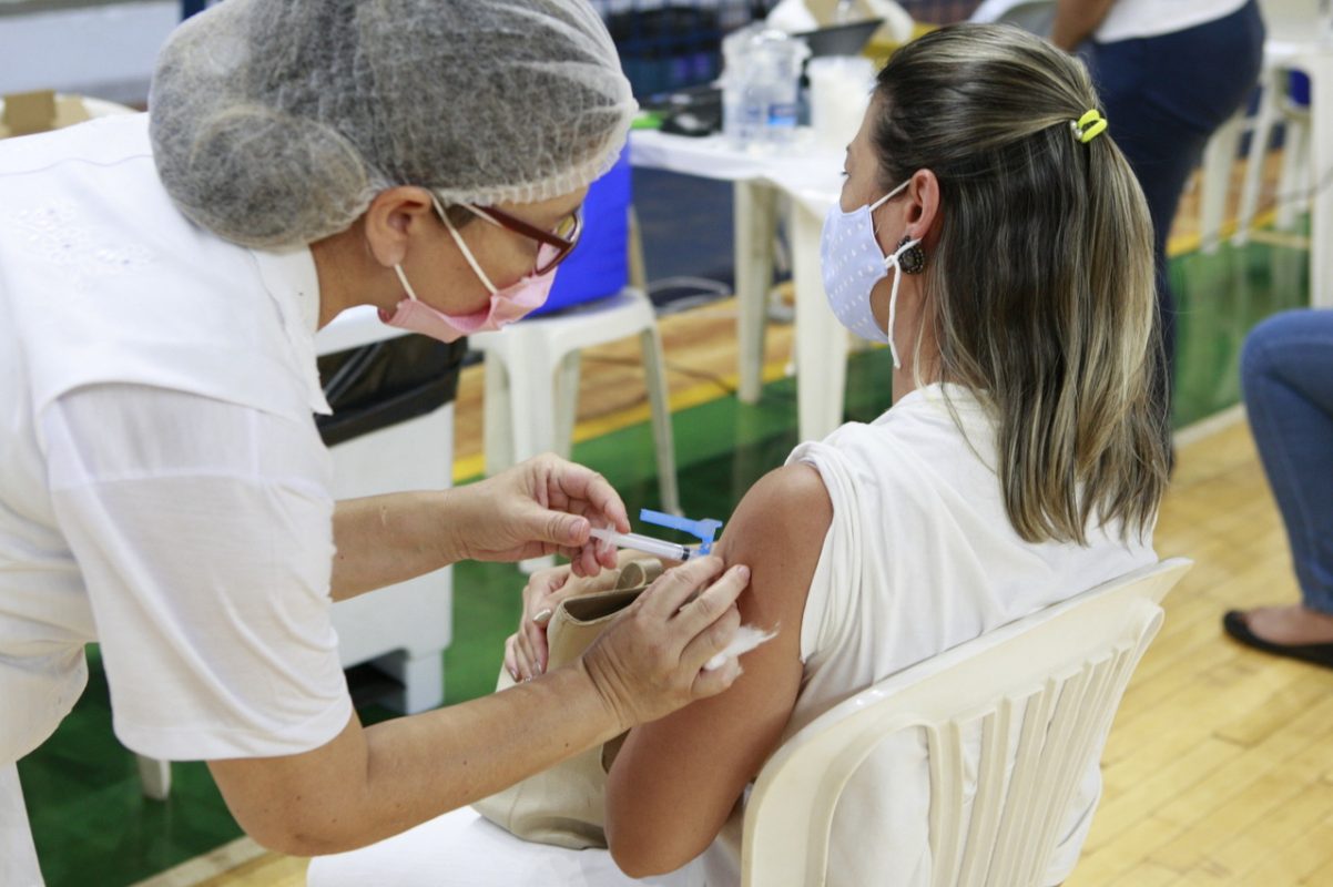 Uberlândia retoma vacinação contra Covid-19 em profissionais de saúde