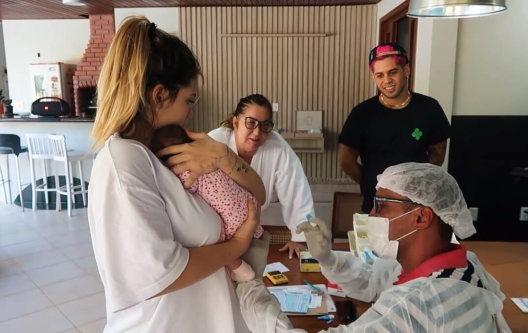 Virginia e Zé Felipe mostram a filha fazendo teste do pezinho em casa