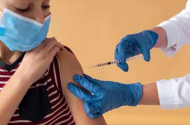 Uberlândia inicia vacinação em adolescentes com comorbidades e aplicação de 3ª dose em idosos