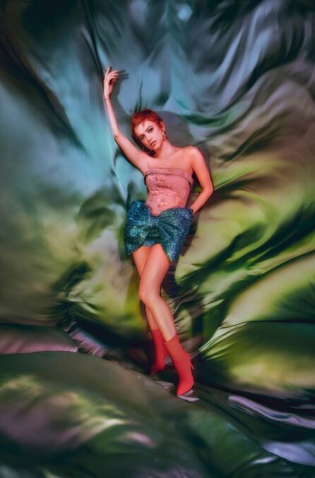 Manu Gavassi lança "sub.ver.si.va" em videoclipe com orquestra e muita coreografia