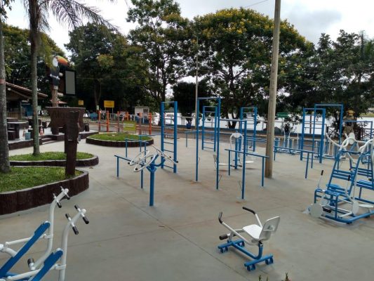 Academia ao ar livre no Parque do Sabiá