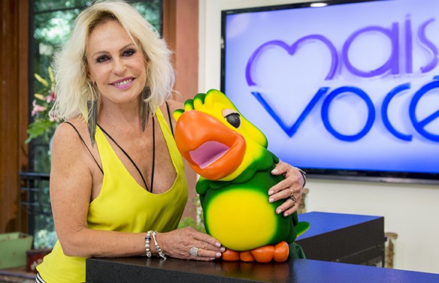 A apresentadora Ana Maria Braga ao lado do fiel mascote Louro José