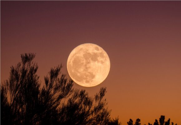 Primeira superlua de agosto iluminará o céu noturno na terça-feira (1º) 